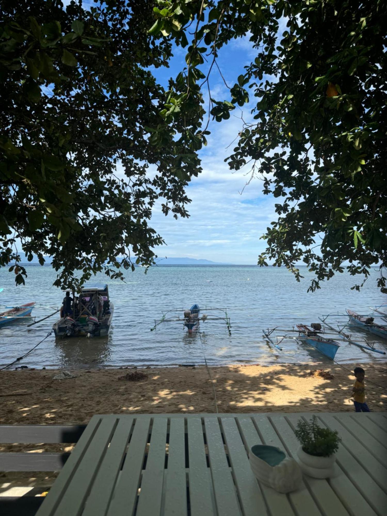 The White House On Bunaken Island Exterior photo