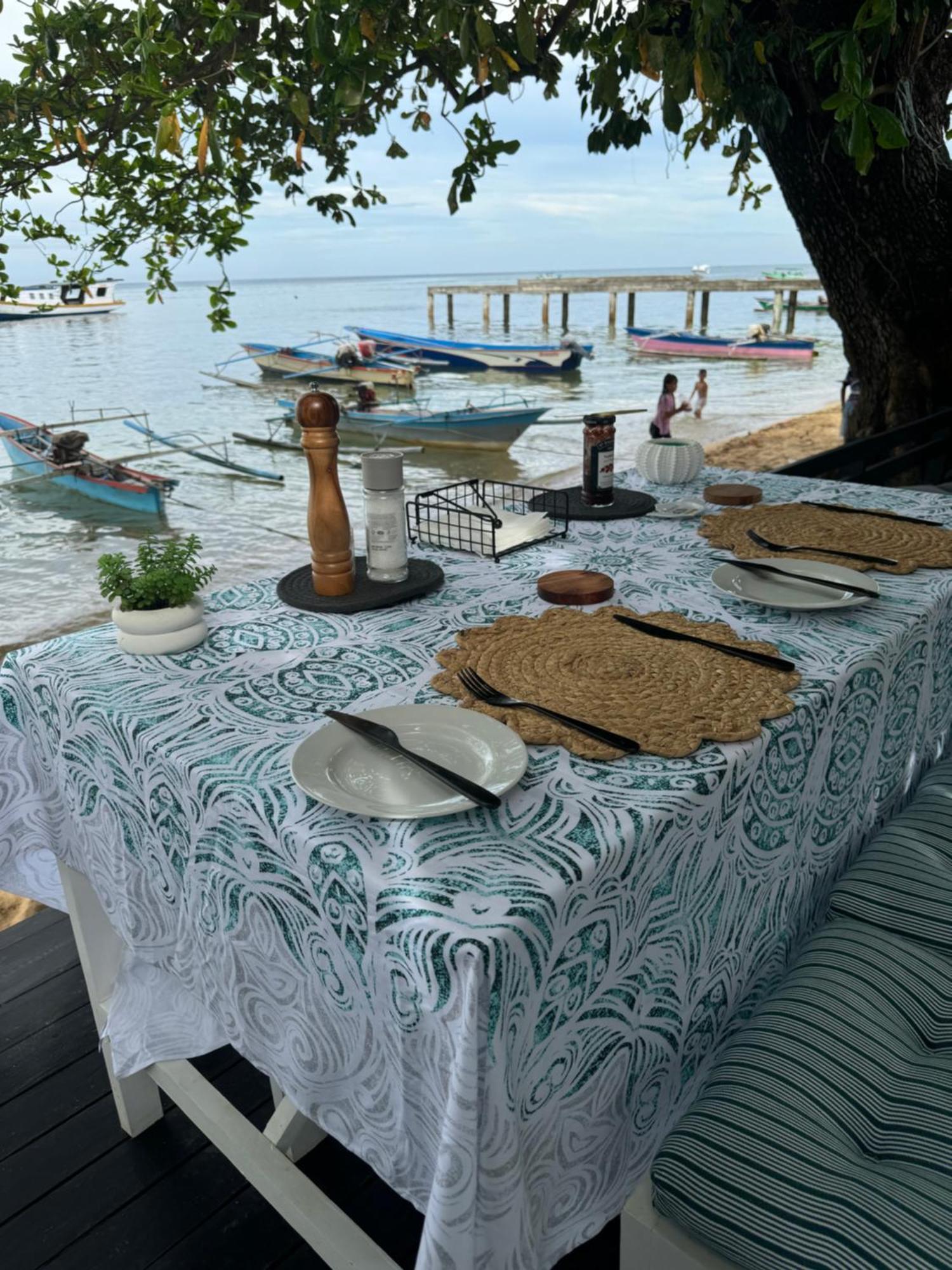 The White House On Bunaken Island Exterior photo